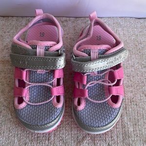 Kids Girl Pink Sandal with Valcro closure. Size 10